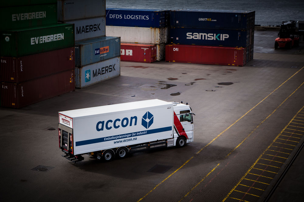 Lastbil med Accons logotyp